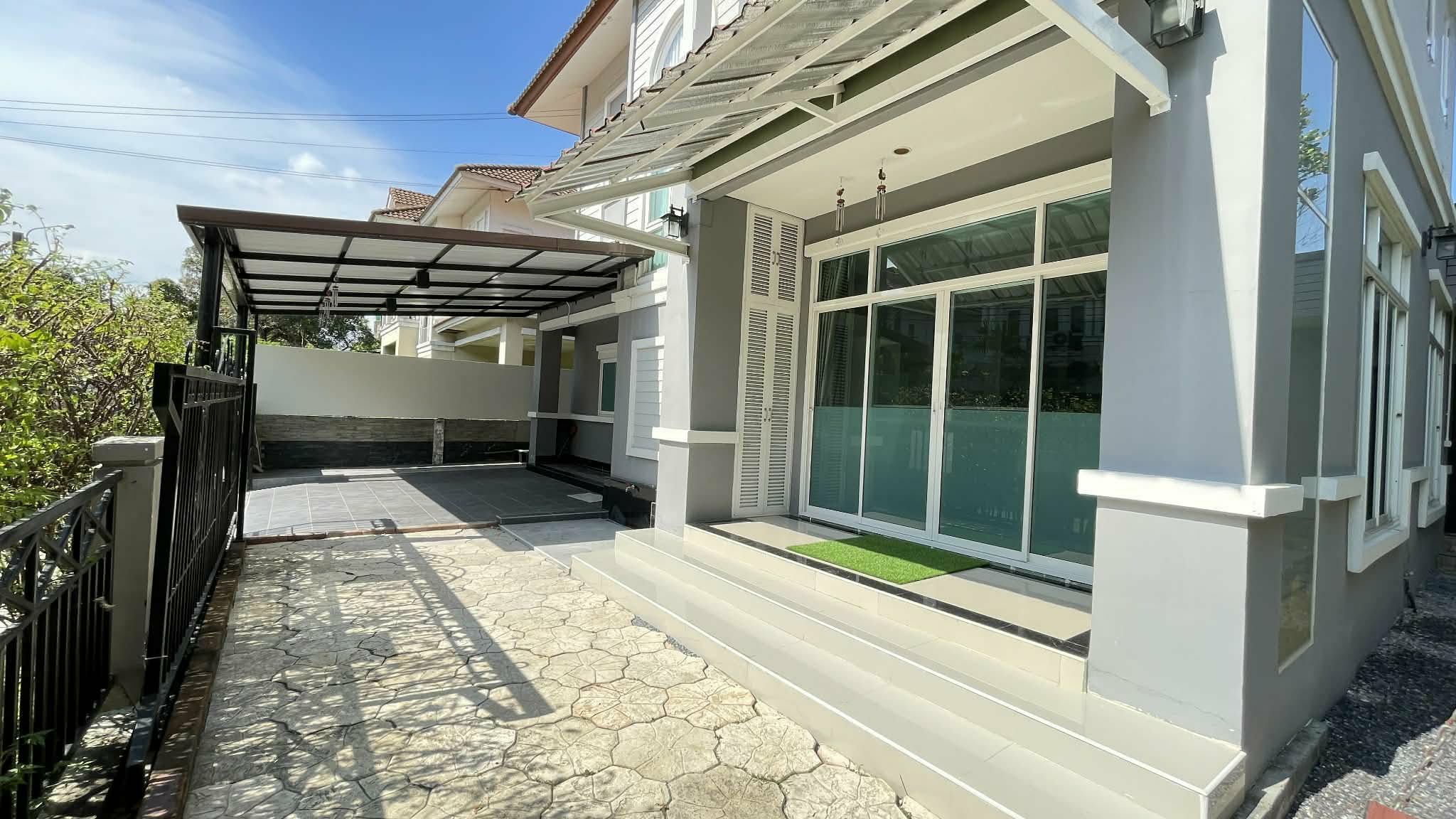 Lalin the Young Executive Village